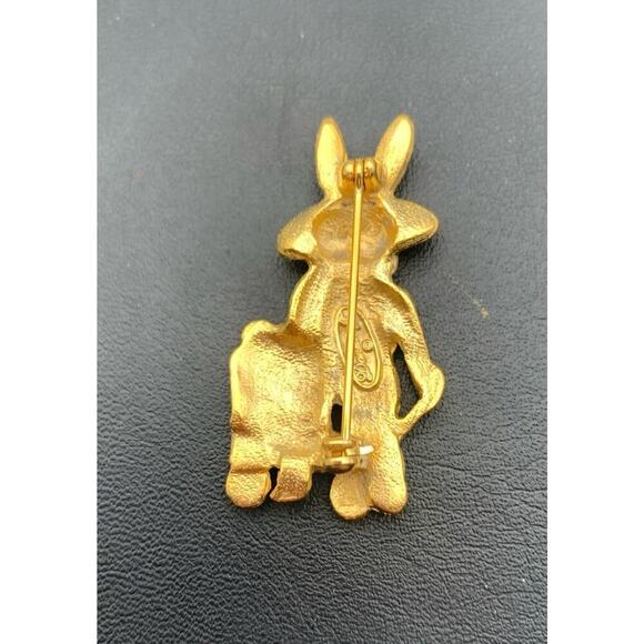 Vintage Danecraft Farmer Bunny Pin Brooch Gold Tone Rabbit Gardening Signed - Picture 3 of 5